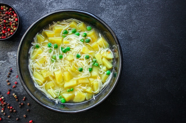 野菜スープグリーンピースと小さな薄いパスタ