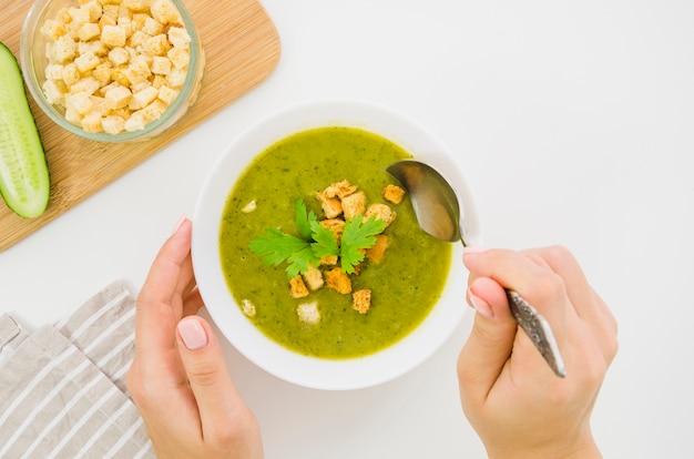 Foto zuppa di verdure con pangrattato e prezzemolo