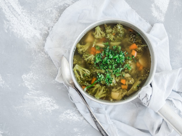 Foto zuppa di verdure con broccoli