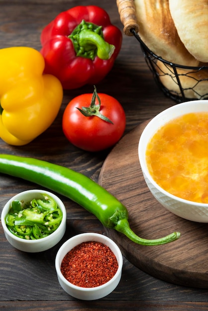 Foto zuppa di verdure con composizione su tavola di legno