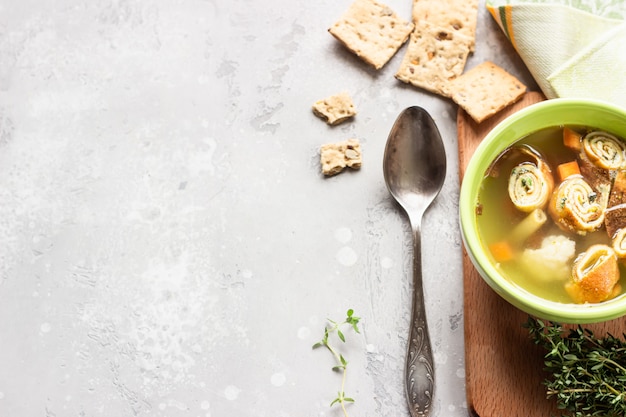 Zuppa di verdure con frittelle di uova