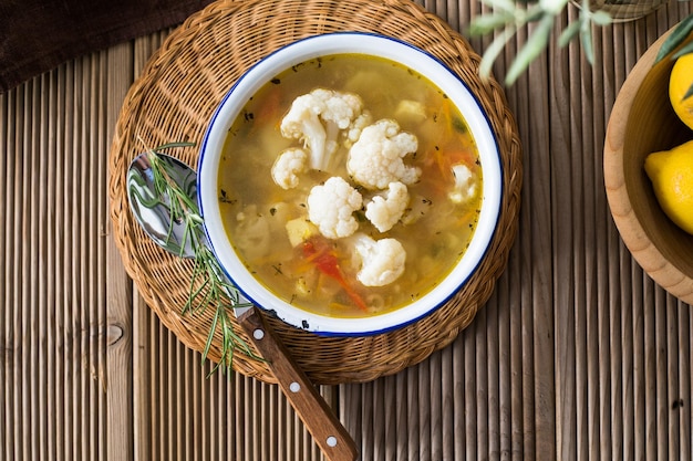 にんじんとカリフラワーの野菜スープ自家製料理