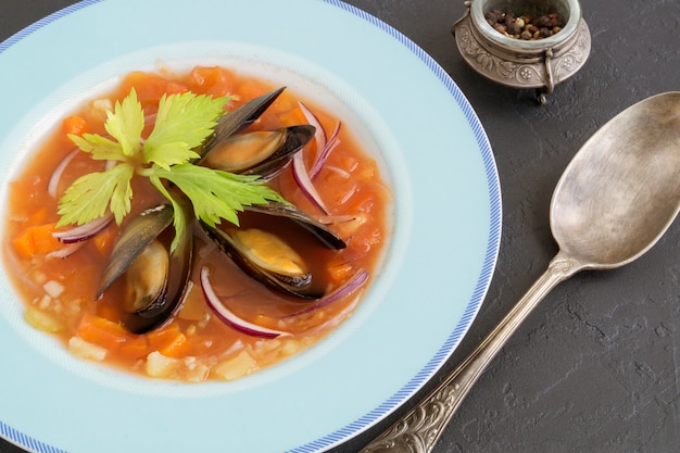 Foto zuppa di verdure con frutti di mare