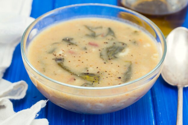 Vegetable soup with spinach, beans and pasta in bowl