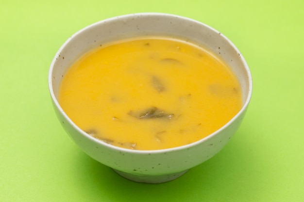 Овощной суп со шпинатом в миске