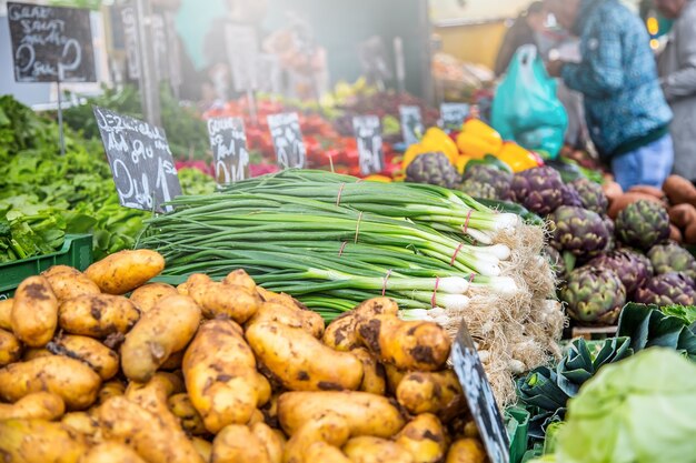 オーストリア、ウィーンの伝統的な市場にある野菜スタンド。ファーマーズマーケットの果物と野菜。