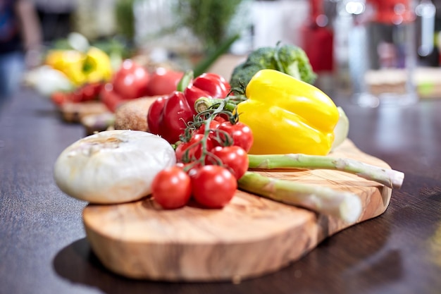 木製の白いテーブルの上の野菜の品種テキストのための夏と秋の野菜スペースの選択
