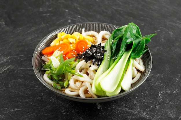 とうもろこしにんじんと青梗菜の野菜ビーガンうどん