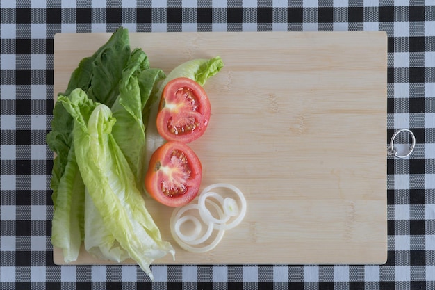 木製ボード上の野菜