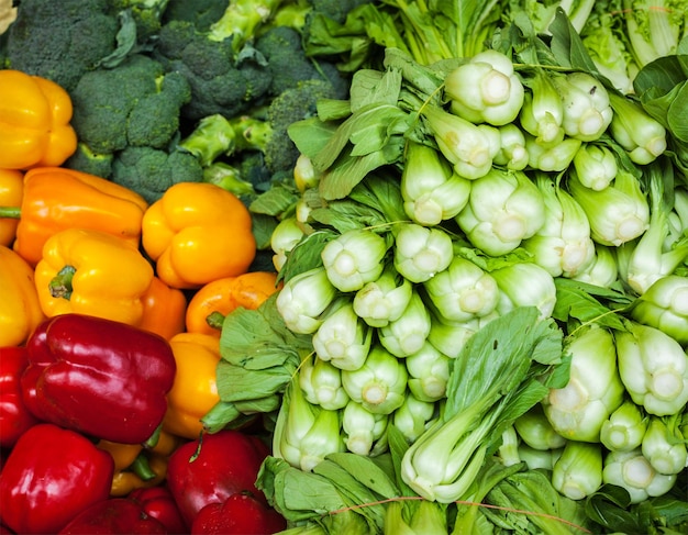 アジア市場の野菜をクローズ アップ ピーマン ピーマン ブロッコリー キャベツ 緑の白菜