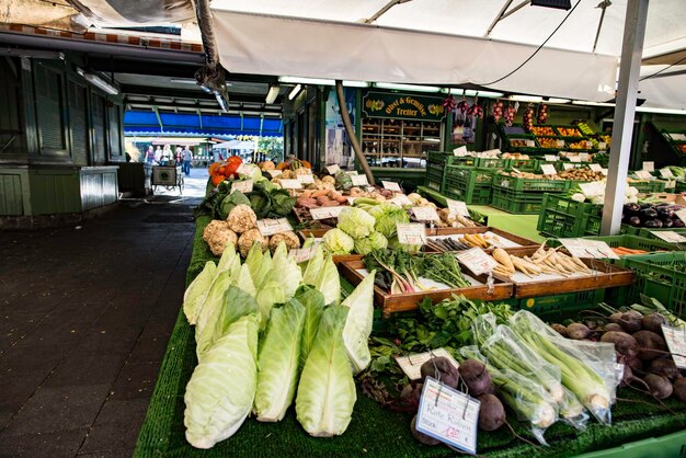 写真 市場の売り場で野菜を売る