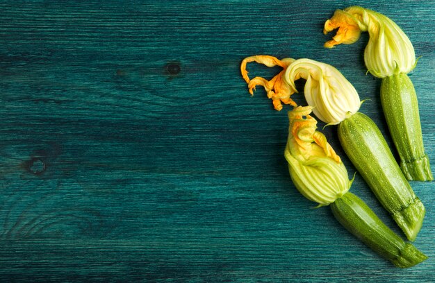 背景の野菜。木製の表面に新鮮な野菜。コピースペース