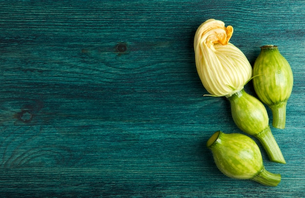 背景の野菜。木製の表面に新鮮な野菜。コピースペース