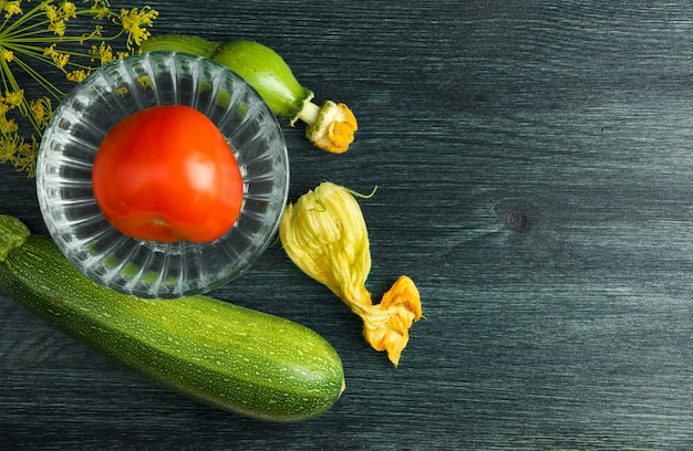 背景の野菜。木製の表面に新鮮な野菜。