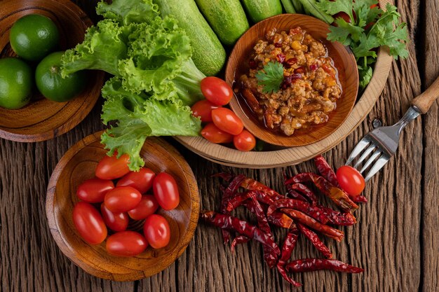 Photo vegetables in bowl on table