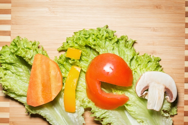 Verdure sotto forma di lettere su un tagliere