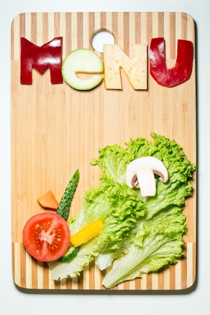 まな板に文字の形で野菜