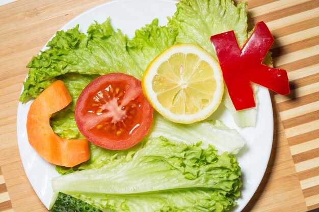 まな板に文字の形で野菜