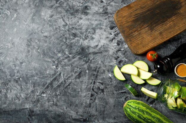 野菜 。灰色の背景に新鮮な野菜（キュウリ、トマト、玉ねぎ、ニンニク、ディル、インゲン）。上面図。コピースペース