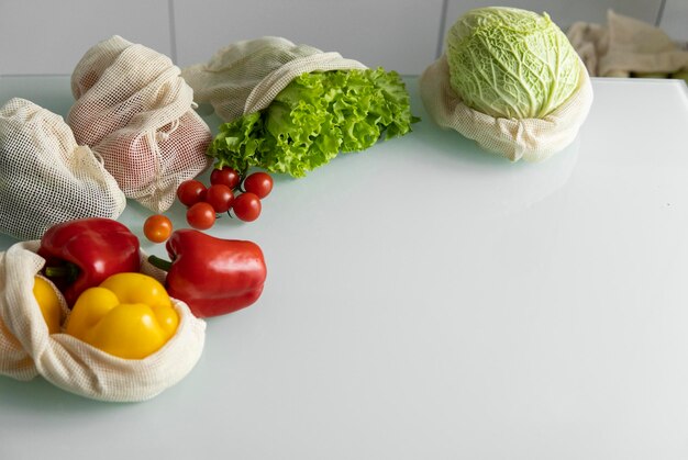 사진 재사용 가능한 에코 코튼 백에 담긴 야채 과일 계란 제로 폐기물 쇼핑 컨셉 플라스틱 프리 아이템