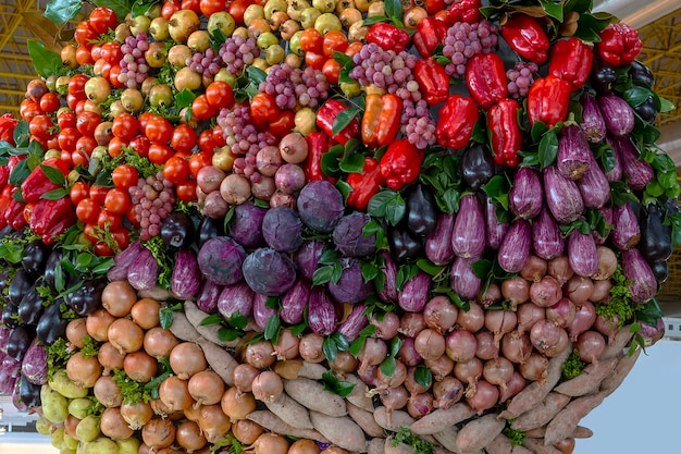 장식적인 방식으로 배치된 야채와 과일이 함께 결합되어 다양한 색상의 장관을 연출합니다.