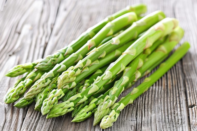 野菜 緑のアスパラグスがテーブルに