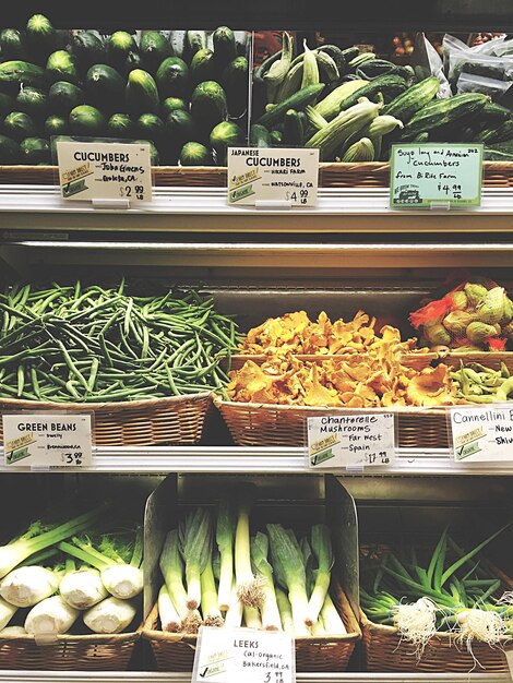 写真 店の棚に置かれた野菜を販売する