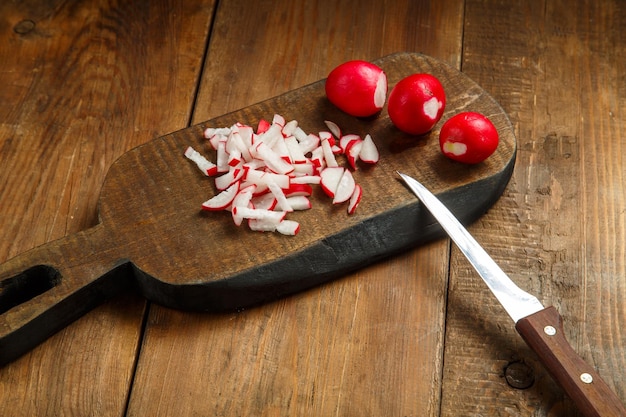Foto verdure e un coltello su tavole di legno sul tavolo foto orizzontale
