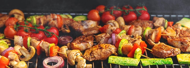 Foto le verdure e la carne sono grigliate focus selettivo cibo