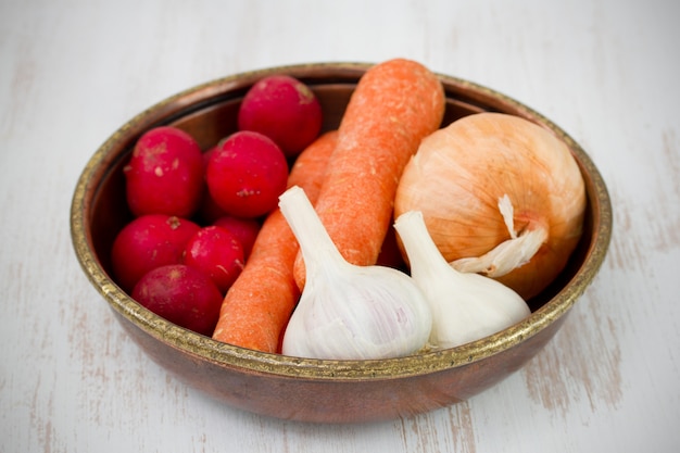 Photo vegetables in metal bowl