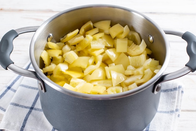 冬のサラダを準備するための野菜。家の準備、缶詰。ステップバイステップ。