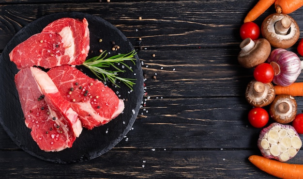 野菜と生の牛肉