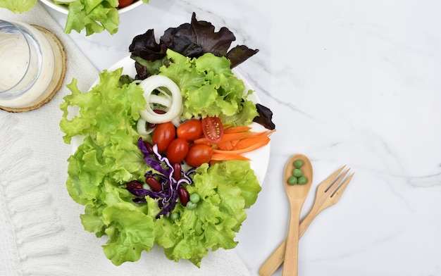 Овощной салат на блюде