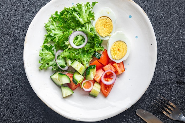 Insalata di verdure con uovo sano pasto dietetico spuntino sul tavolo copia spazio cibo sfondo