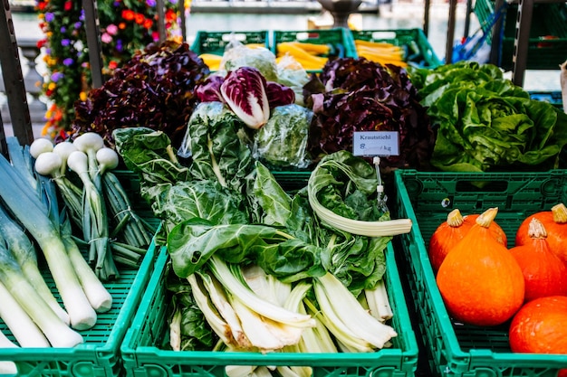 市場の売り場で販売する野菜