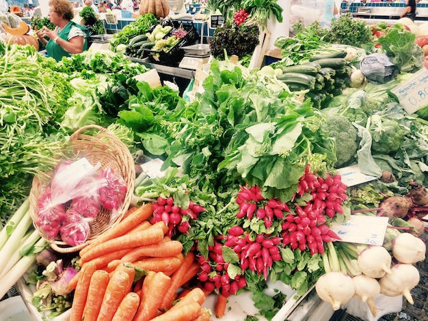 市場で販売する野菜