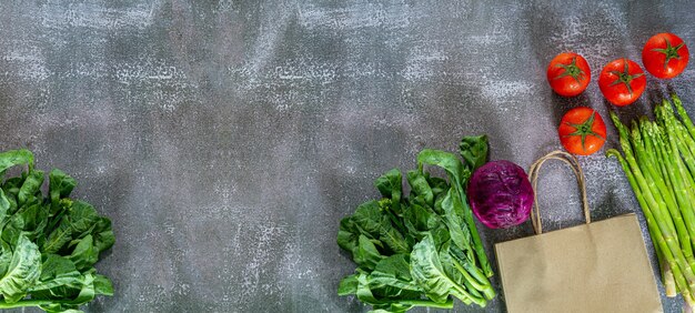 野菜と買い物袋黒の背景に紙袋に入った野菜とシリアル