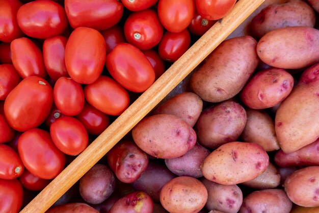 농장 가게 진열장의 야채 친환경 제품 토마토와 감자