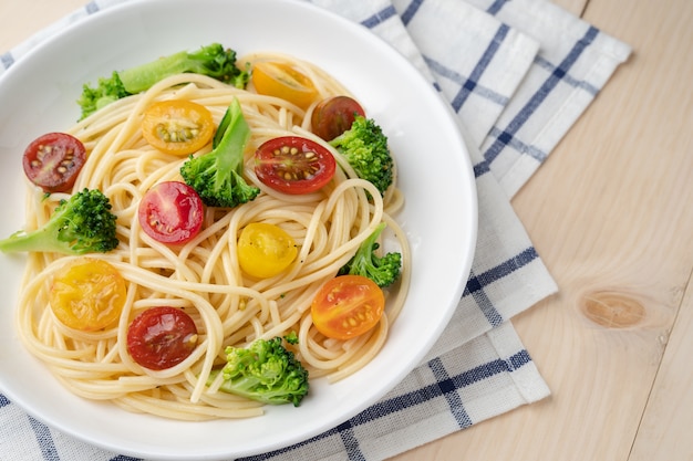 写真 トマトとブロッコリーの野菜スパゲッティ