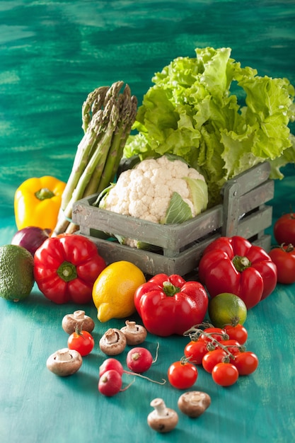 Lattuga del cavolfiore della cipolla dell'avocado del pepe del pomodoro delle verdure