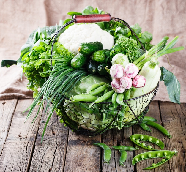 Varietà di verdure in un cesto di filo