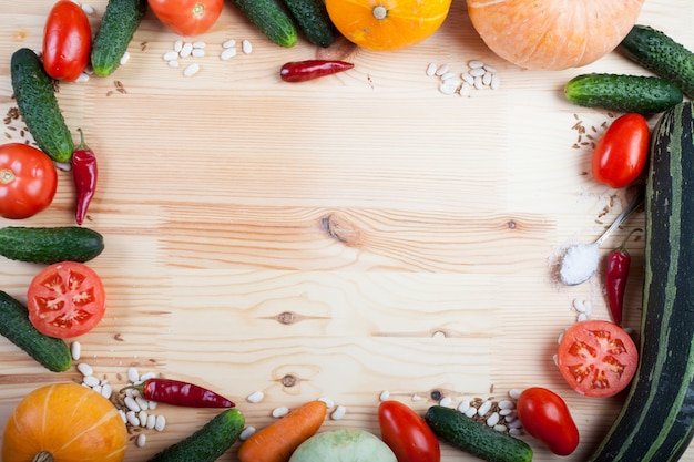 Verdure su una tavola di legno