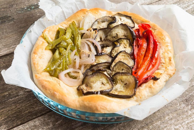 Focacciapizza vegetale pane con verdure cipolla peperoni e melanzane