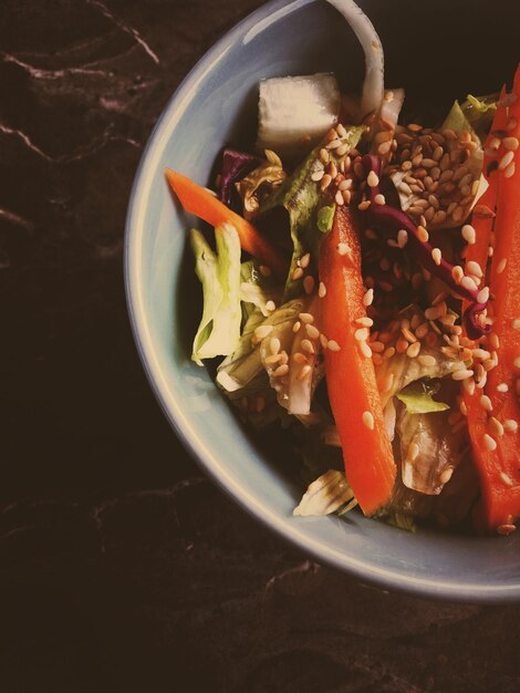 채식 아시아 야채 샐러드는 일본 레스토랑의 건강한 식단에서 그릇에 제공됩니다.