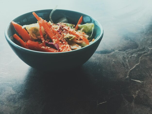 Foto insalata di verdure asiatica vegetariana servita in una ciotola nel cibo dietetico sano del ristorante giapponese