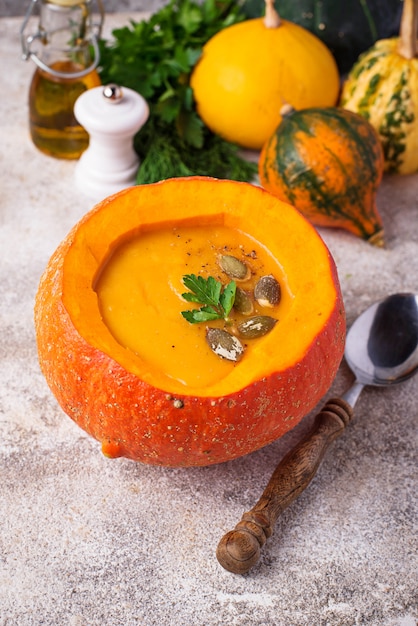 Foto zuppa vegetariana crema di zucca d'autunno