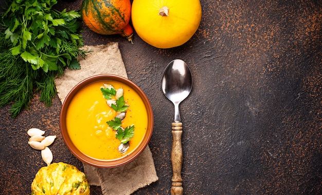 Foto zuppa vegetariana crema di zucca d'autunno