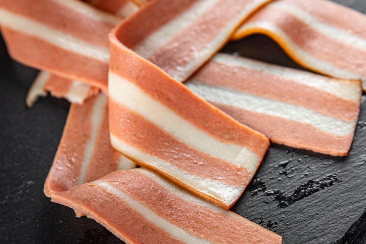 Фотография вегетарианский бекон свежая кухня закуска еда закуска на столе копировать пространство еда фон вегетарианец веган