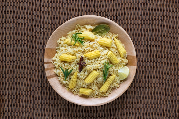 Вегетарианские бирьяни с кукурузой. Пряный детский кукурузный рис. Индийская еда.