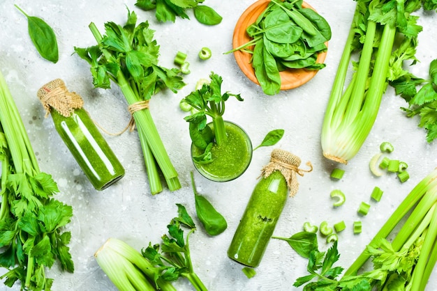 Вегетарианская детокс-диета Зеленые коктейли со свежим сельдереем и шпинатом Здоровое питание Свободное место для текста